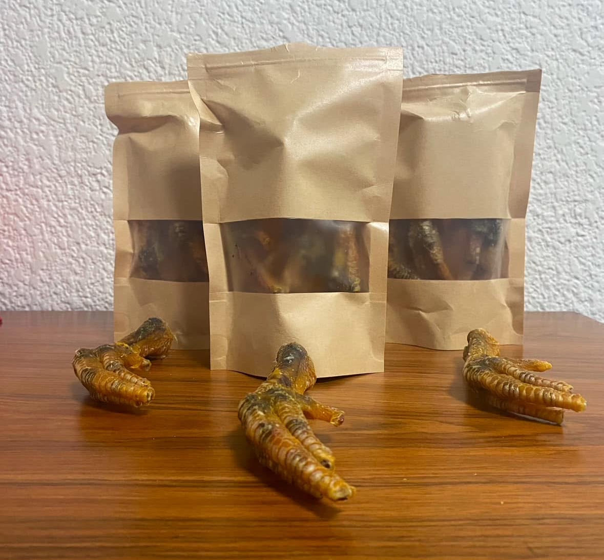 Patitas de Pollo Deshidratadas, Snack o Botana para Perro Marca SAKPEEK.